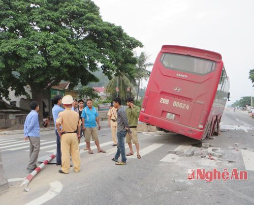 Cảnh sát giao thông có mặt kịp thời xử lý tai nạn và điều tiết giao thông