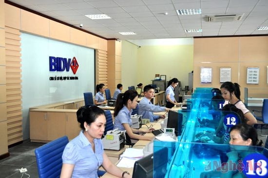 Giao dịch tại Chi nhánh BIDV Nghệ An. Ảnh: Quỳnh Lan