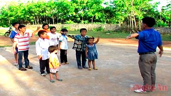 Hướng dẫn các em trò chơi về biển đảo Trường Sa - Hoàng Sa.