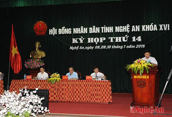 Đồng chí Nguyễn Xuân Đường đọc tờ trình bầu bổ sung thành viên UBND tỉnh nhiệm kỳ 2011 - 2016