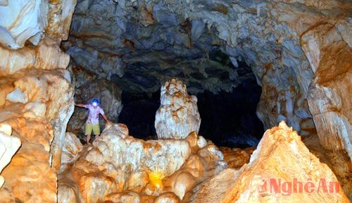 Động Lèn Voi - Tường Sơn (Anh Sơn); 
