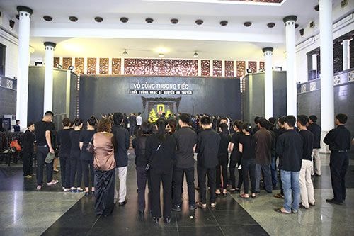 Ngay tại thời điểm này, nhiều người thân trong gia đình cố nhạc sĩ An Thuyên đã có mặt tại nhà tang lễ để chuẩn bị cho lễ nhập quan.