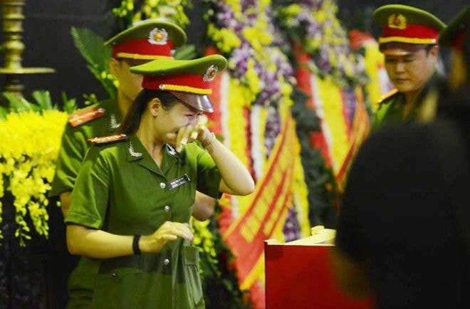 Nhiều người đến viếng không thể cầm được nước mắt khi nhìn nhạc sĩ lần cuối. Trước đó, học trò của nhạc sĩ An Thuyên - những ca sĩ trẻ - đều bàng hoàng khi biết tin người thầy đáng kính qua đời.