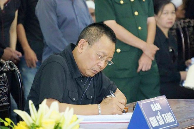 Nhà báo Lại Văn Sâm cũng đến sớm viếng cố nhạc sĩ An Thuyên. Anh trầm ngâm viết lời phân ưu.