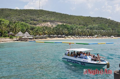  Cùng với Vinpearl, đến Nha Trang, du khách không thể không khám phá những hòn đảo quanh năm đầy nắng, gió và rợp bóng dừa xanh. Một trong những hòn đảo thu hút đông khách du lịch nhất đó là đảo Tằm. 
