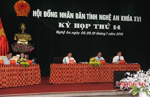 Chủ trì phiên họp.