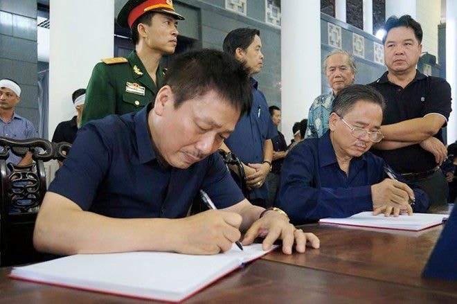 Nhạc sĩ Phú Quang là một trong những nghệ sĩ có mặt sớm nhất. Ông thất thần trước sự ra đi bất ngờ của người bạn gắn bó suốt hơn 30 năm.
