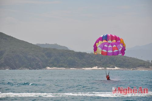  Đến nơi đây, du khách không chỉ được lặn thám hiểm biển, chiêm ngưỡng vẻ đẹp của Hòn Tằm từ trên cao trên những chiếc dù bay hoặc có thể đua tốc độ cùng với những con sóng trên chiếc Jestki…mà có thể chơi bóng chuyền bãi biển, đua xuồng Kayak, leo núi… hoặc nằm dài trên những chiếc ghế ngắm mây trời và sóng biển. 