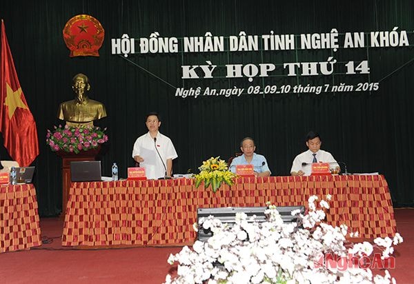 Phó Chủ tịch HĐND tỉnh Nguyễn Xuân Sơn điều hành phiên thảo luận tại hội trường