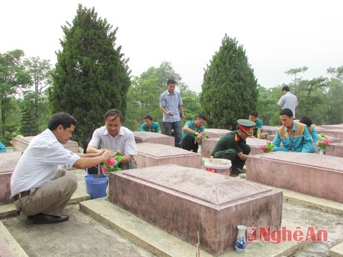 Các đồng chí lãnh đạo huyện và  Trung tâm Viettel Yên Thành gắn bình hoa tại các phần mộ liệt sỹ.