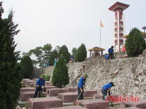 Đội sinh viên  tình nguyện trường Đại học y Hà Nội và tuổi trẻ Yên Thành làm đẹp cảnh quan khu vực nghĩa trang liệt sỹ huyện,