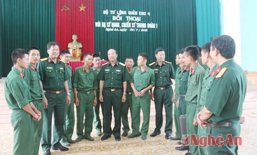 Hạ sĩ quan, chiến sĩ trung đoàn 1 tham gia ý kiến phát biểu.