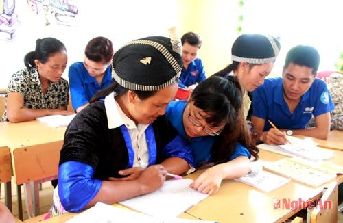 Sinh viên tình nguyện dạy chữ cho bà con  trong xã Huồi Tụ