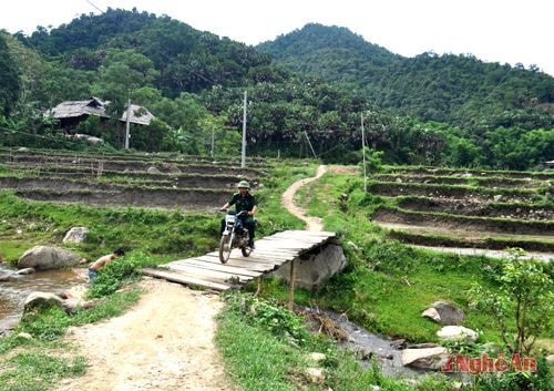 Con đường duy nhất từ trung tâm xã Tri Lễ vào tới bản Nóng 2.