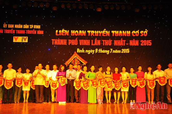 Các đồng chí lãnh đạo UBND thành phố Vinh, Đài PT - TH Nghệ An trao cờ và cúp lưu niệm cho 25 đội tham gia liên hoan 