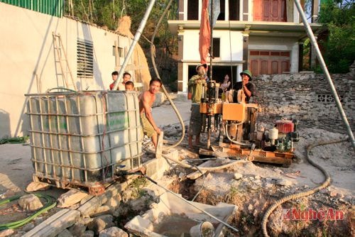 Bà con xã Nghi Công (Nghi Lộc) khoan giếng để chống hạn cho chanh.