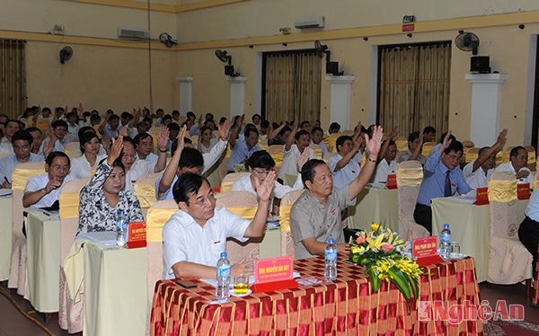 Các đại biểu biểu quyết thông qua Nghị quyết