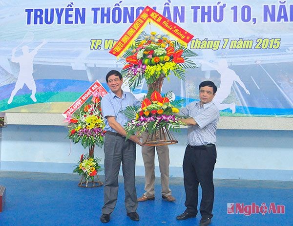 Đồng chí Huỳnh Thanh ĐIền thay măt Tỉnh ủy, HĐND, UBND tỉnh tặng hoa chúc mừng Hội thao