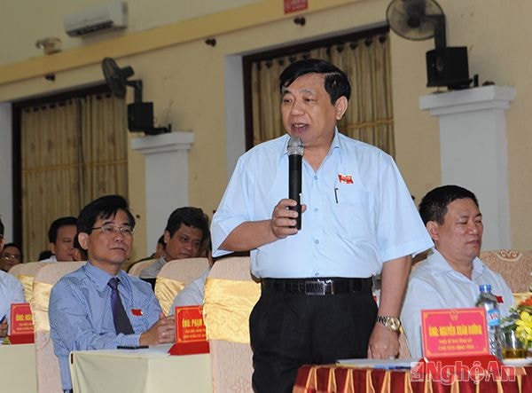 Đồng chí Nguyễn Xuân Đường phát biểu làm rõ nội dung Nghị quyết liên quan đến phụ cấp cho cán bộ chuyên trách công nghệ thông tin