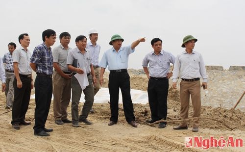 Đồng chí Chủ tịch UBND tỉnh kiểm tra gói thầu trạm bơm công suất 10.500m3 / ngày đêm