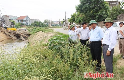 Chủ tịch UBND tỉnh trao đổi với Bí thư thành ủy Vinh tại gói thầu Kênh Bắc 3