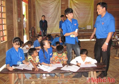 Tỉnh đoàn Nghệ An kiểm tra hoạt động tình nguyện tại xã Yên Thắng, huyện Tương Dương.