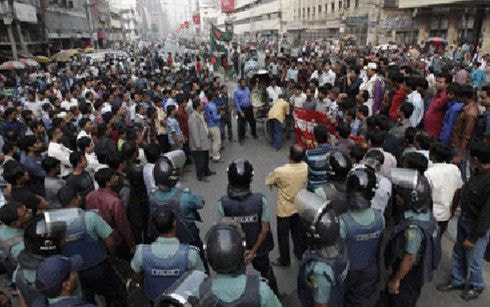  Cảnh sát Bangladesh phong tỏa hiện trường vụ giẫm đạp chết người (ảnh: Reuters)