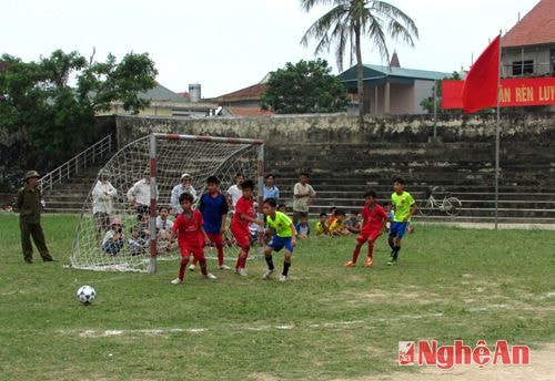 Trận đấu chung kết giữa đội bóng Quỳnh Thanh và Quỳnh Yên