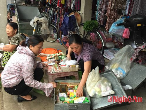 Thuốc tây được bày bán tại chợ Đò, xã Nam Cường (huyện Nam Đàn).