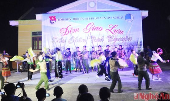 Chương trình giao lưu có nhiều tiết mục văn hóa, văn nghệ đặc sắc do các sinh viên tình nguyện dàn dựng, biểu diễn.