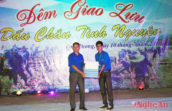 Đại diện sinh viên tình nguyện tặng quà cho hộ nghèo huyện Quế Phong