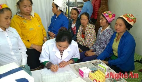 Khám sức khỏe cho người dân vùng rốn lũ xã Hưng Nhân (Hưng Nguyên).