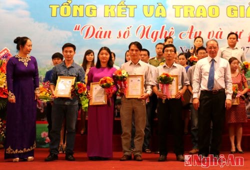 Lãnh đạo tỉnh và Tổng cục Dân số  trao giải A  cho nhóm tác giả.
