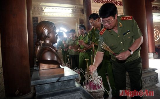 Thứ trưởng Bùi Văn Nam cùng đoàn công tác dâng hương, dâng hoa tại  Khu di tích lịch sử Quốc gia Truông Bồn