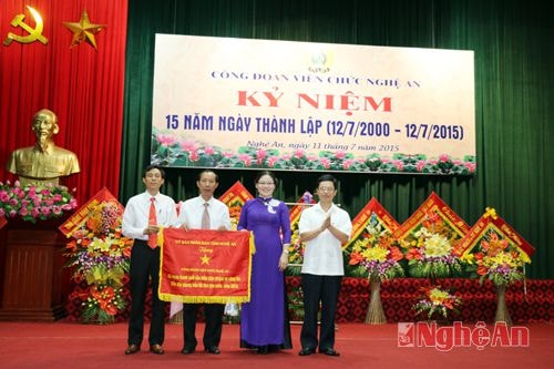 Đồng chí Nguyễn Xuân Sơn tặng Cờ thi đua năm 2014 cho Công đoàn Viên chức Nghệ An