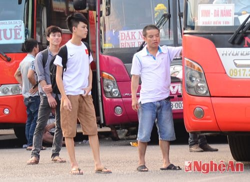 Hành khách chuẩn bị  lên xe.