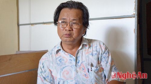 Nhạc sỹ Phan Thanh Chương bàng hoàng trước người bạn, người thầy An Thuyên đã đi xa mãi mãi.  Ảnh: T.H