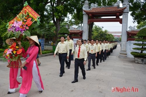 Đoàn đại biểu dâng hương, dâng hoa tưởng niệm Chủ tịch Hồ Chí Minh tại Khu di tích Kim Liên huyện Nam Đàn