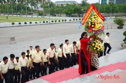 Đoàn đại biểu dâng hương, dâng hoa tưởng niệm Chủ tịch Hồ Chí Minh tại Khu di tích Kim Liên huyện Nam Đàn