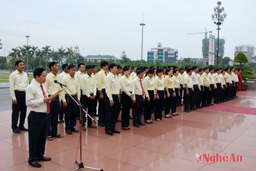 Và báo công với Bác tại Quảng trường Hồ Chí Minh