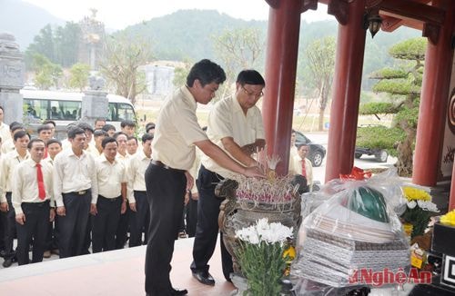 Đoàn đại biểu Tổng Công ty thắp hương tưởng niệm các anh hùng liệt sĩ tại Khu di tích lịch sử Truông Bồn huyện Đô Lương