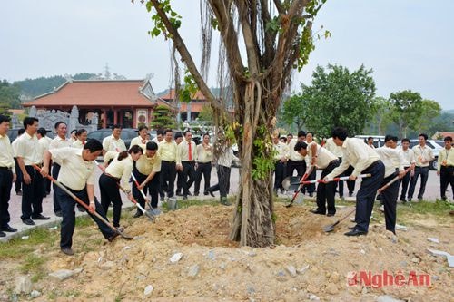 Tổng Công ty XDCTGT4 cung tiến 2 cây bồ đề trồng tại khuôn viên Khu di tích lịch sử Truồng Bồn thể hiện tri ân các anh hùng liệt sỹ và góp phần làm cho Truồng Bồn khang trang hơn