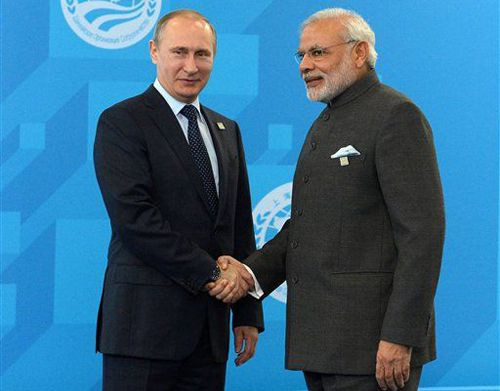 Tổng thống Nga và Thủ tướng Ấn Độ bắt tay nhau tại hội nghị SCO hôm 10/7 vừa qua. Ảnh: AP