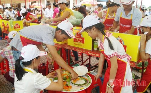  Các thành viên trong gia đình cùng nhau nấu bữa cơm đầy đủ chất dinh dưỡng với những món ăn hợp lý 