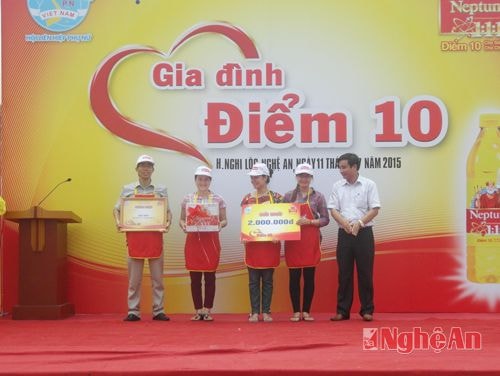  Lãnh đạo huyện Nghi Lộc trao quà  cho những gia đình đạt giải nhất
