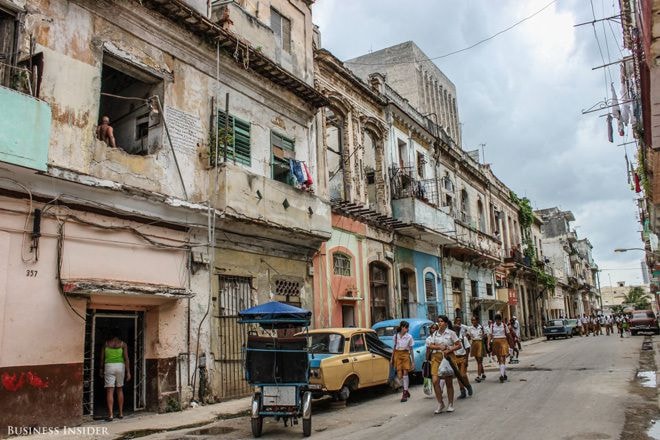 Cách điểm tham quan du lịch khá xa là cuộc sống ồn ào của khu dân nghèo Centro Habana. Dọc hai bên đường, những ngôi nhà tồi tàn nhuốm màu thời gian.