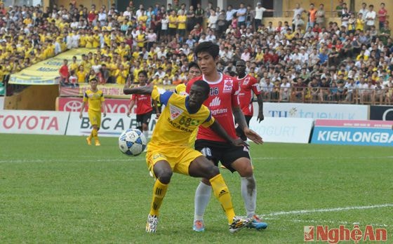 Ngoại binh Ouattara Baba là người chơi cao nhất trên hàng công của SLNA nhưng không hiệu quả.