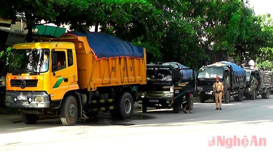 Lực lượng CSGT Công an huyện Yên Thành kiểm tra nghĩa vụ thuế đối với các xe kinh doanh vận tải.