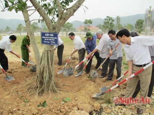  Đồngchí Trưởng đoàn đại biểu Thị xã Thái Hòa và các thành viên trồng cây lưu niệm tại khuôn viên di tích Truông bồn