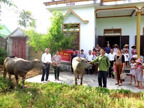 Trao vật nuôi hỗ trợ các hộ khuyết tật nghèo ở xã Quỳnh Lâm, huyện Quỳnh Lưu.